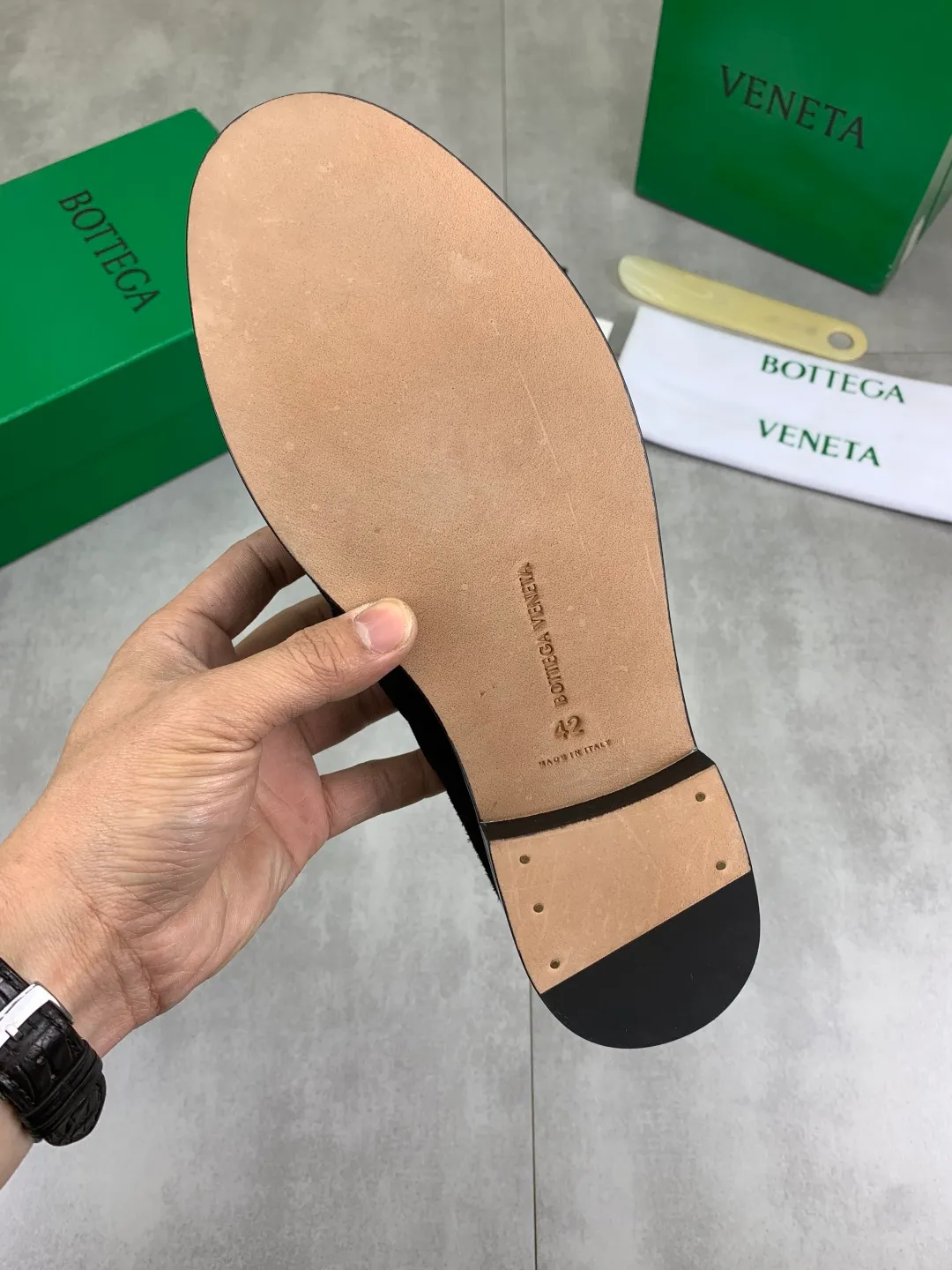 Men's shoes 💰P820 [New model] (genuine leather outsole) water-dyed cow lining 💰High-quality business couple leather shoes 💎💎💎 BOTTEGA VENETA official website synchronizes the latest top version of BV in the market, accept material comparison, shoe type comparison, process comparison, practical and textured, versatile and suitable for any occasion, the more you look at it, the more flavorful it becomes. Purely hand-knitted craftsmanship - Upper material, calfskin imported from Italy 🇮🇹 - High-quality water-dyed cowhide lining - Original private model customized leather outsole -Size: Female 35-39 (40 ordered) Male 39-44 (38 45 can be customized) Color: Multiple colors available